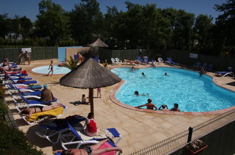 Der beheizte Pool auf dem Campingplatz Les Genêts in St. Jacques