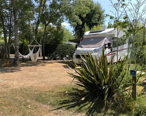Wohnwagen- oder Reisemobilstellplatz auf dem Campingplatz Les Genêts Morbihan -  Bretagne