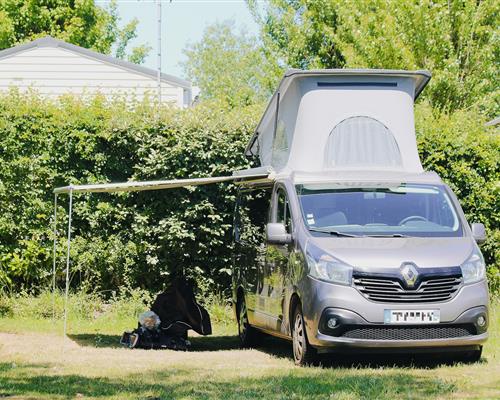 Wohnwagen- oder Reisemobilstellplatz auf dem Campingplatz Les Genêts in Sarzeau - Morbihan - Bretagne