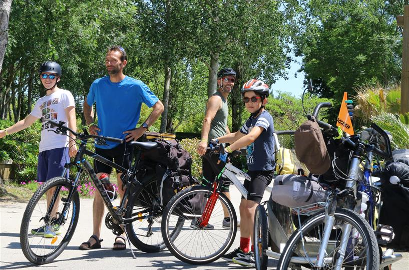 Radfahrer auf dem Campingplatz Les Genêts