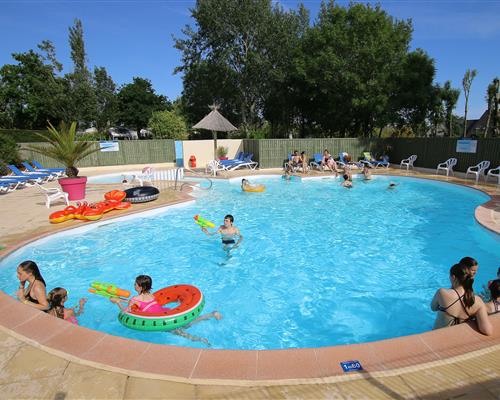 Beheiztes Schwimmbad auf dem Campingplatz Les Genêts in der Bretagne